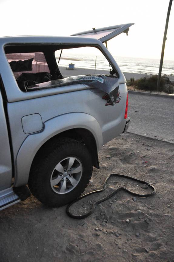 Depois de alguns poucos minutos na praia, a desagradável surpresa, ao reencontrar a Fiona com os vidros arrombados, em Totoralillo, na região de La Serena, no Chile